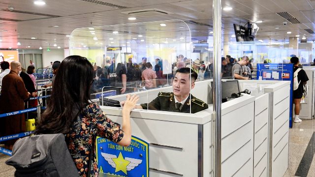 Strengthen the control of flight documents for incoming and transit passengers.
